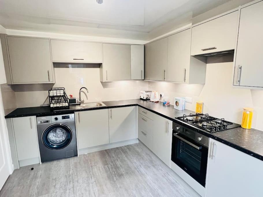 Superb 2 Bedroom Apartment With Free Parking Edimburgo Exterior foto